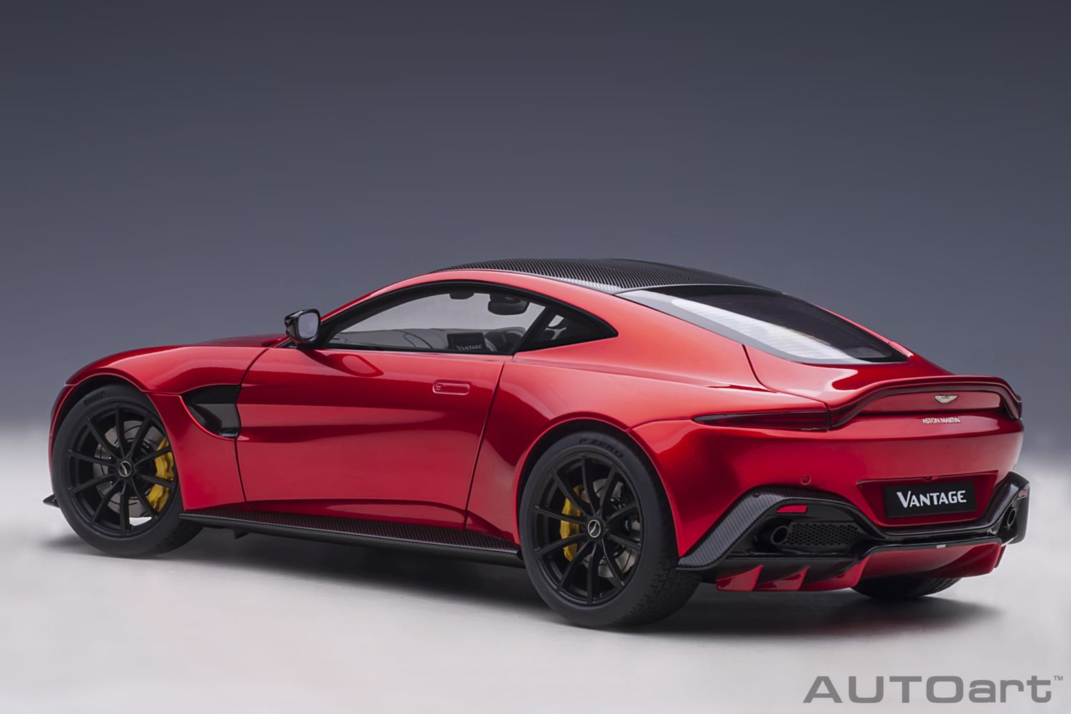 Aston Martin Vantage 2019 hyper red 1:18 AUTOart