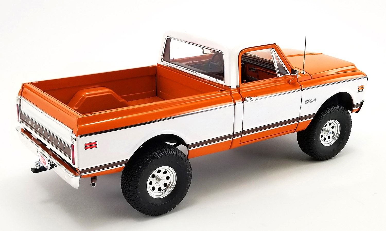 Chevrolet C10 4x4 1972 orange/white 1:18 Acme Diecast