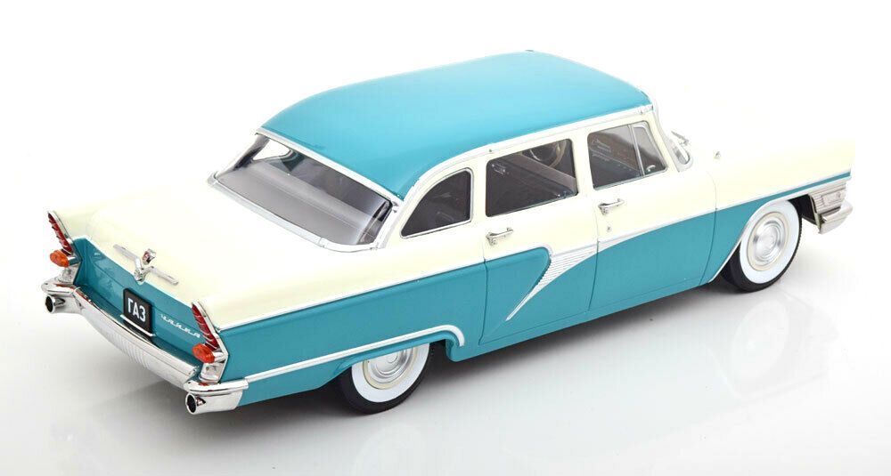 Gaz 13 Seagull 1959 turquoise/white 1:18 Triple9 Collection