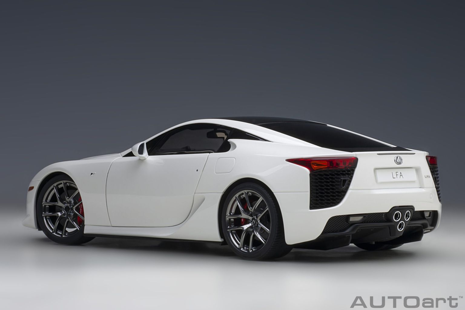 Lexus LFA 2010 whitest white/carbon black 1:18 AUTOart