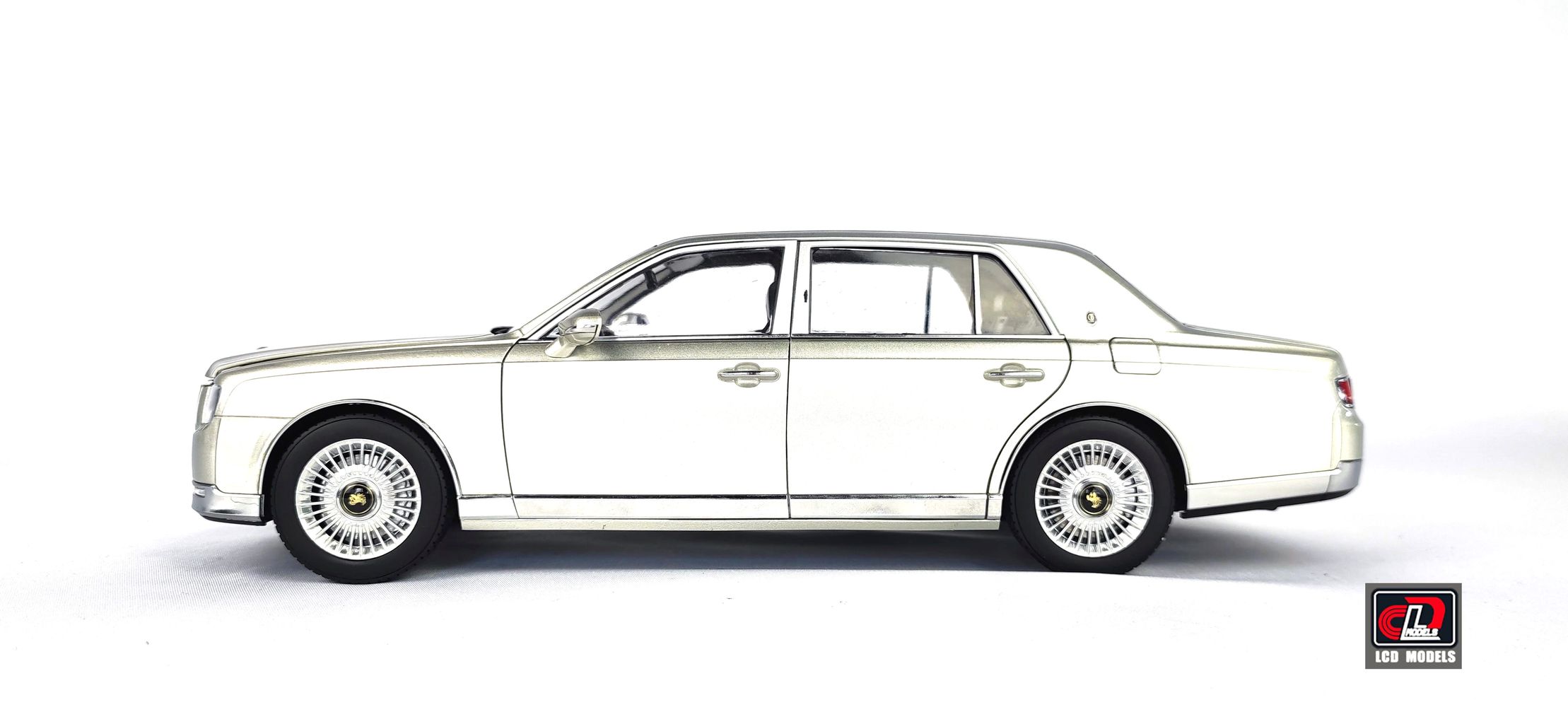 Toyota Century 2022 silver 1:18 LCD Model