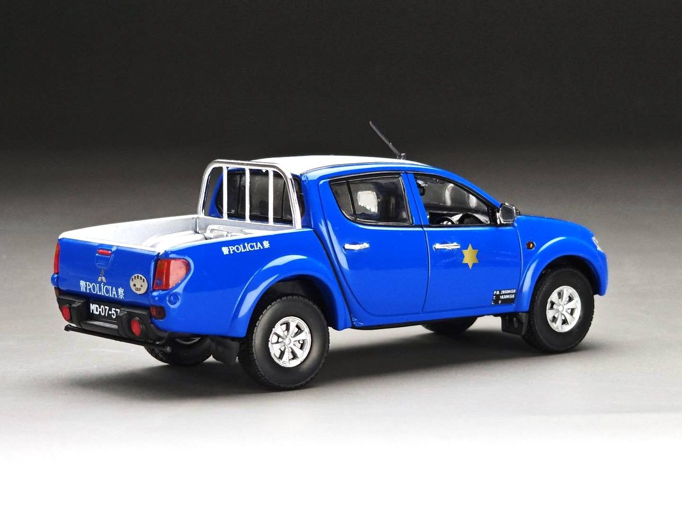 Mitsubishi L200 Pick-Up *Macau Police* blue/white roof 1:43 Vitesse