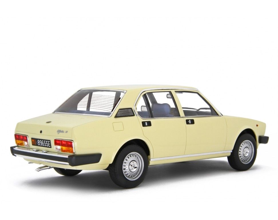Alfa Romeo Alfetta 2.0 L 1978 ivory 1:18 Laudoracing Model 