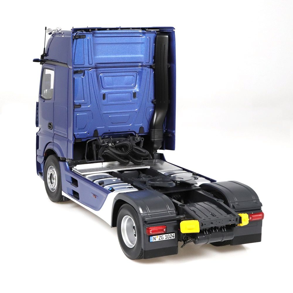 Mercedes-Benz Actros 4x2 GigaSpace blue with stripes 1:18 NZG