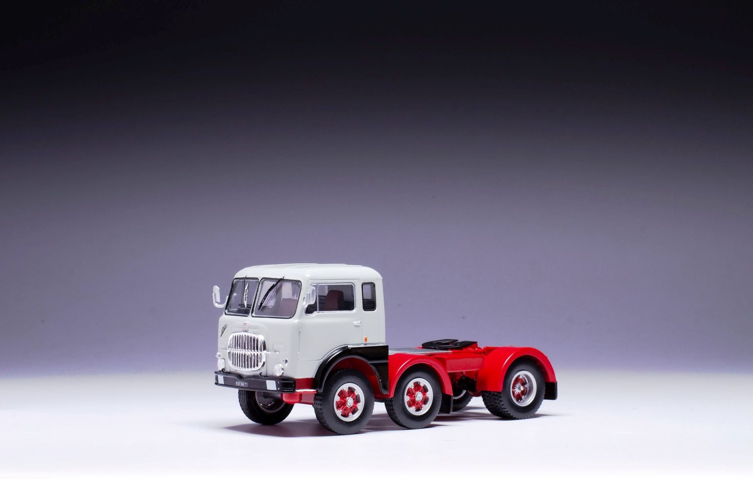 Fiat 690 T1 1961 grey 1:43 Ixo Models