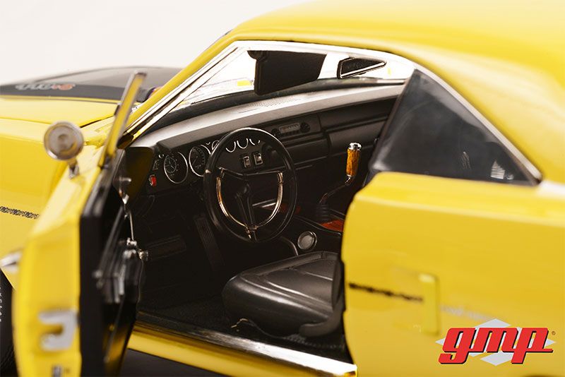 Plymouth Road Runner *Season 8 - Roadrunner With A Twist* Graveyard Carz 1970 yellow 1:18 G.M.P