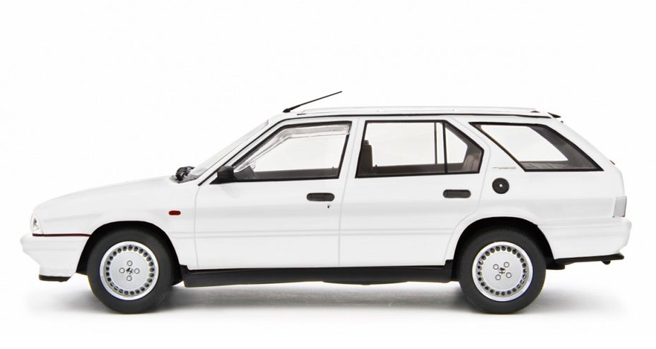 Alfa Romeo 33 1.7 Sport Wagon Q.V. 1988 white 1:18 Laudoracing Model