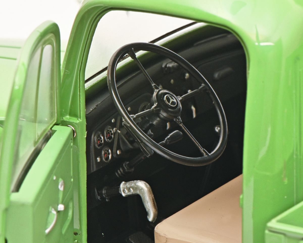 Mercedes-Benz L3500 reseda green 1:18 Schuco