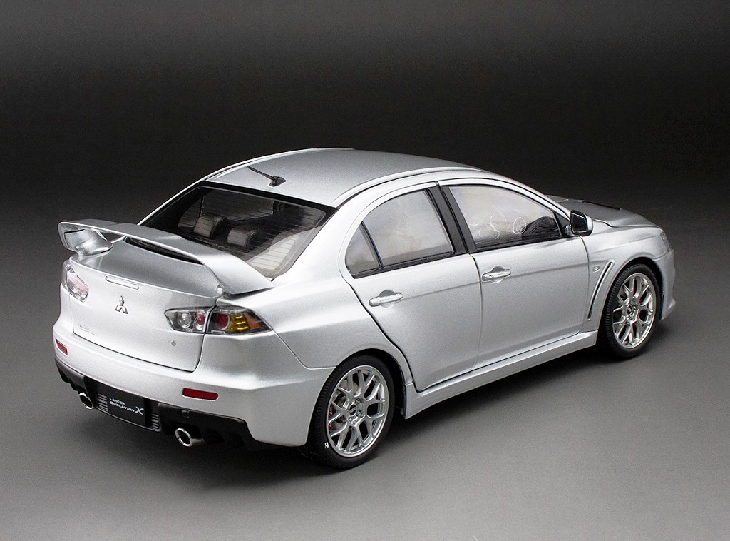 Mitsubishi Lancer Evolution X silver 1:18 Sun Star