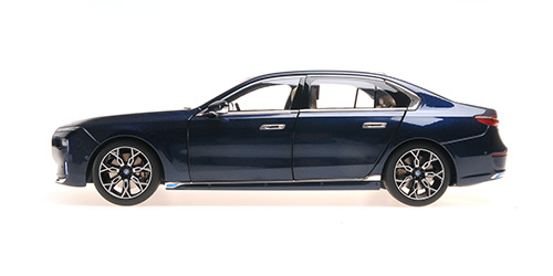 BMW i7 2022 blue metallic 1:18 Minichamps 