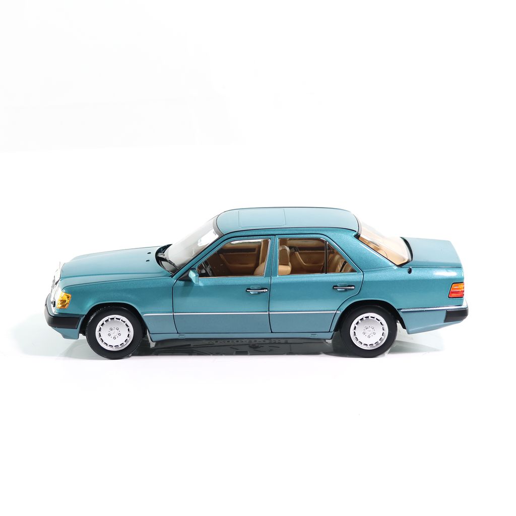 Mercedes-Benz 230 E W124 1989 turquoise metallic 1:18 Norev