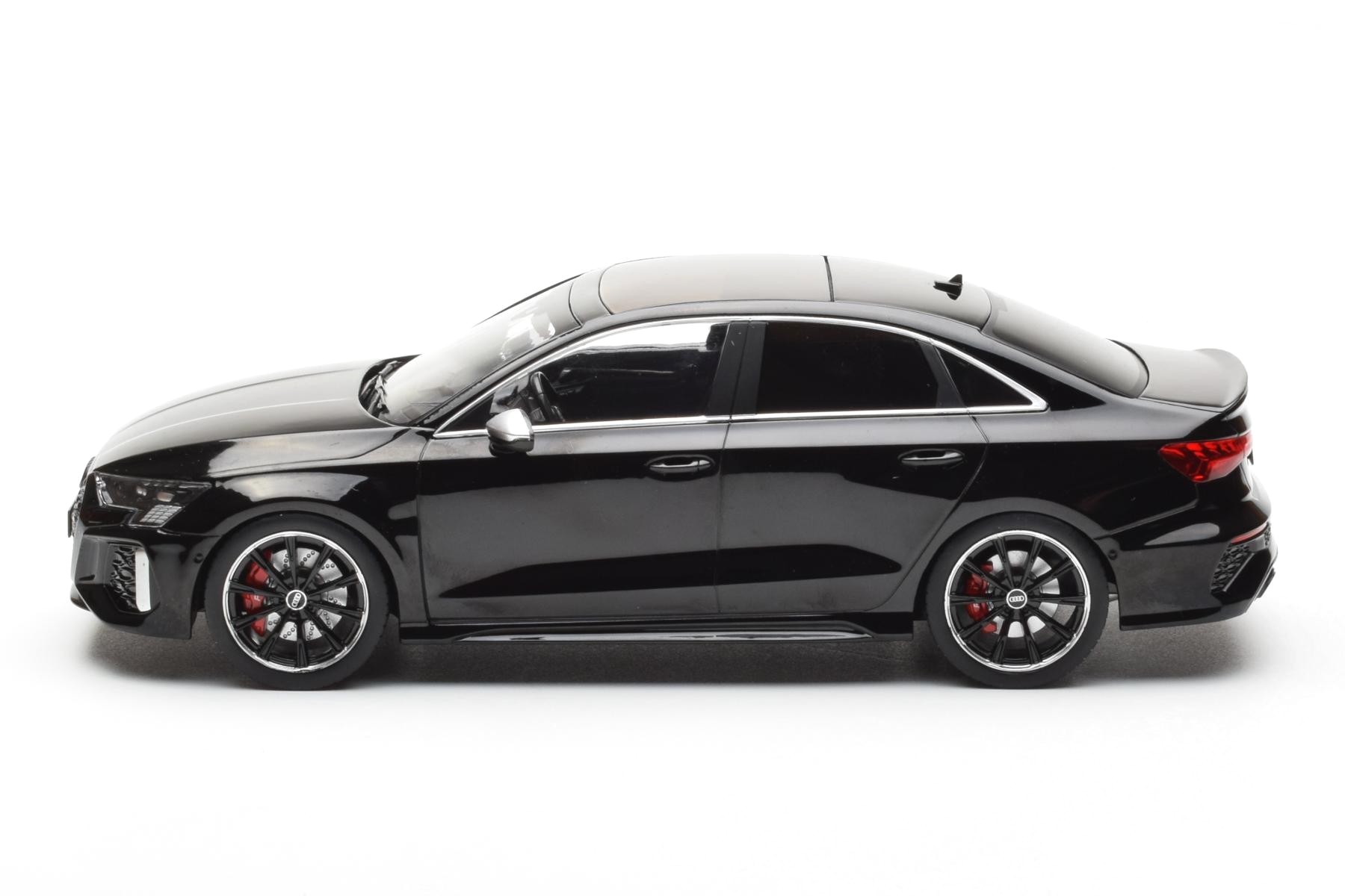 Audi RS3 Limousine 2022 black 1:18 Ixo Models