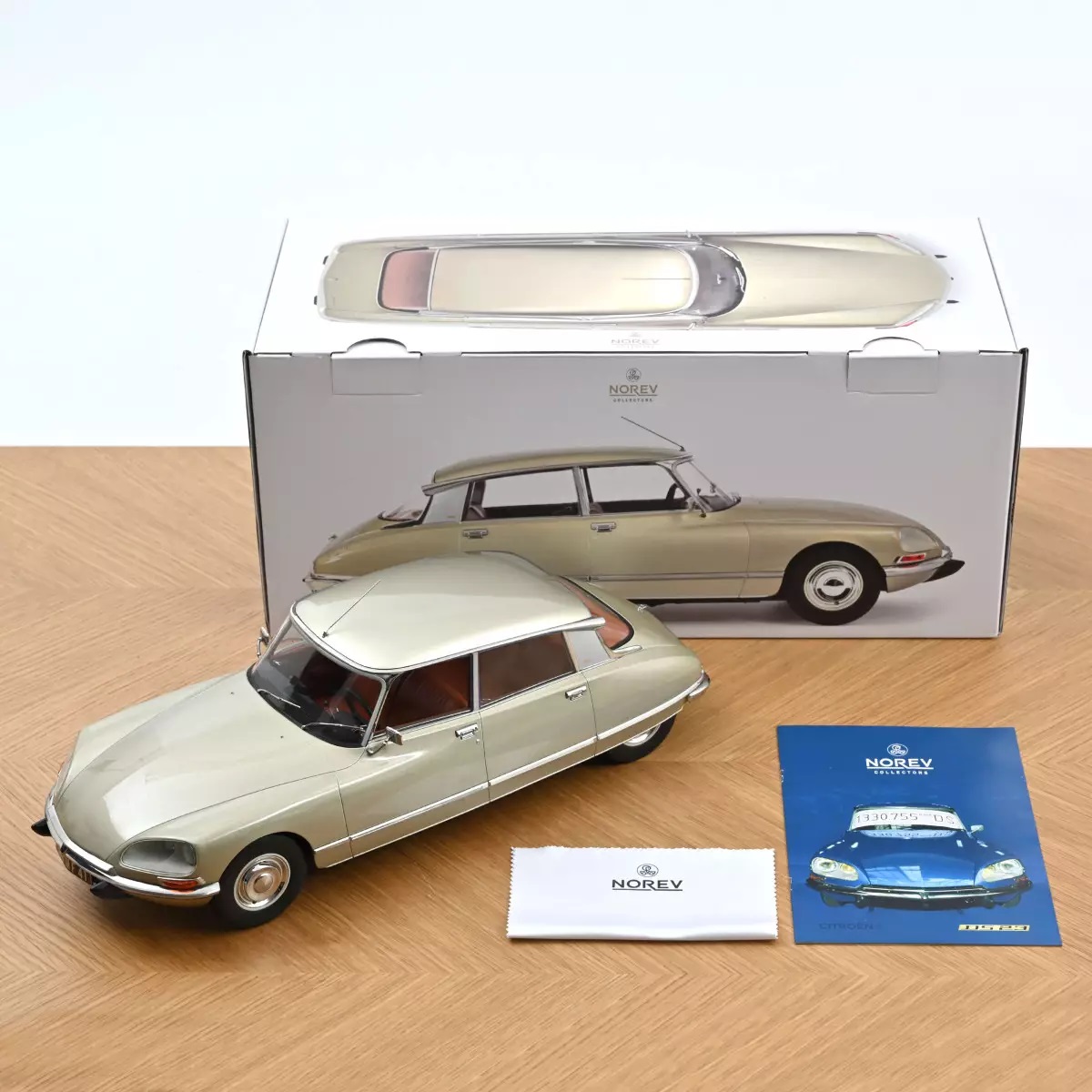 Citroen DS 23 Pallas 1973 beige 1:12 Norev