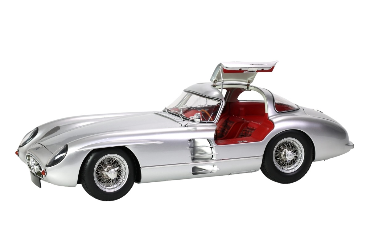 Mercedes-Benz 300 SLR Uhlenhaut - Model Kit - silver/red interior 1:8 LeGrand