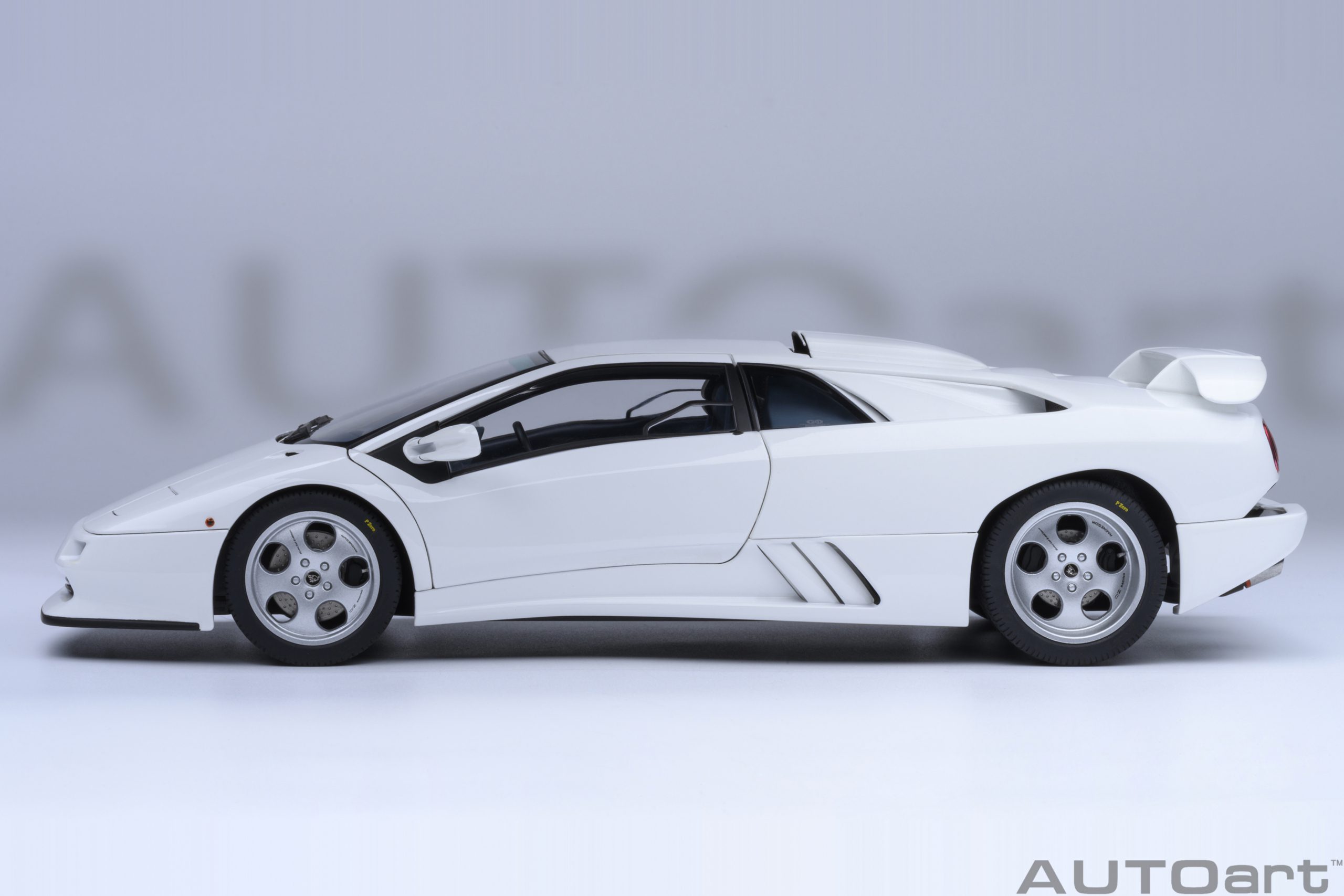 Lamborghini Diablo SE30 JOTA 1995 impact white 1:18 AUTOart