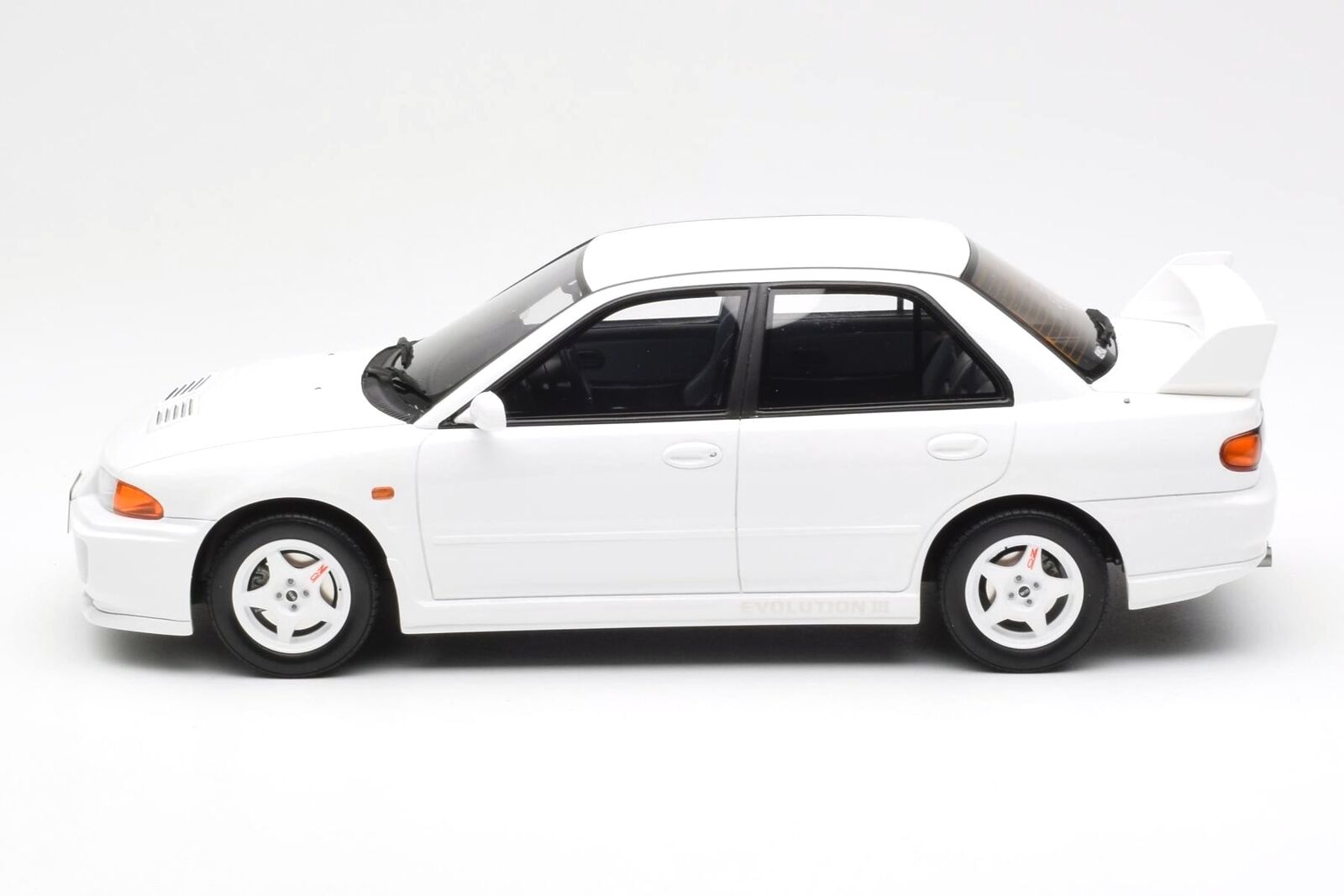 Mitsubishi Lancer Evo III 1995 Scotia white W83 1:18 OttOmobile
