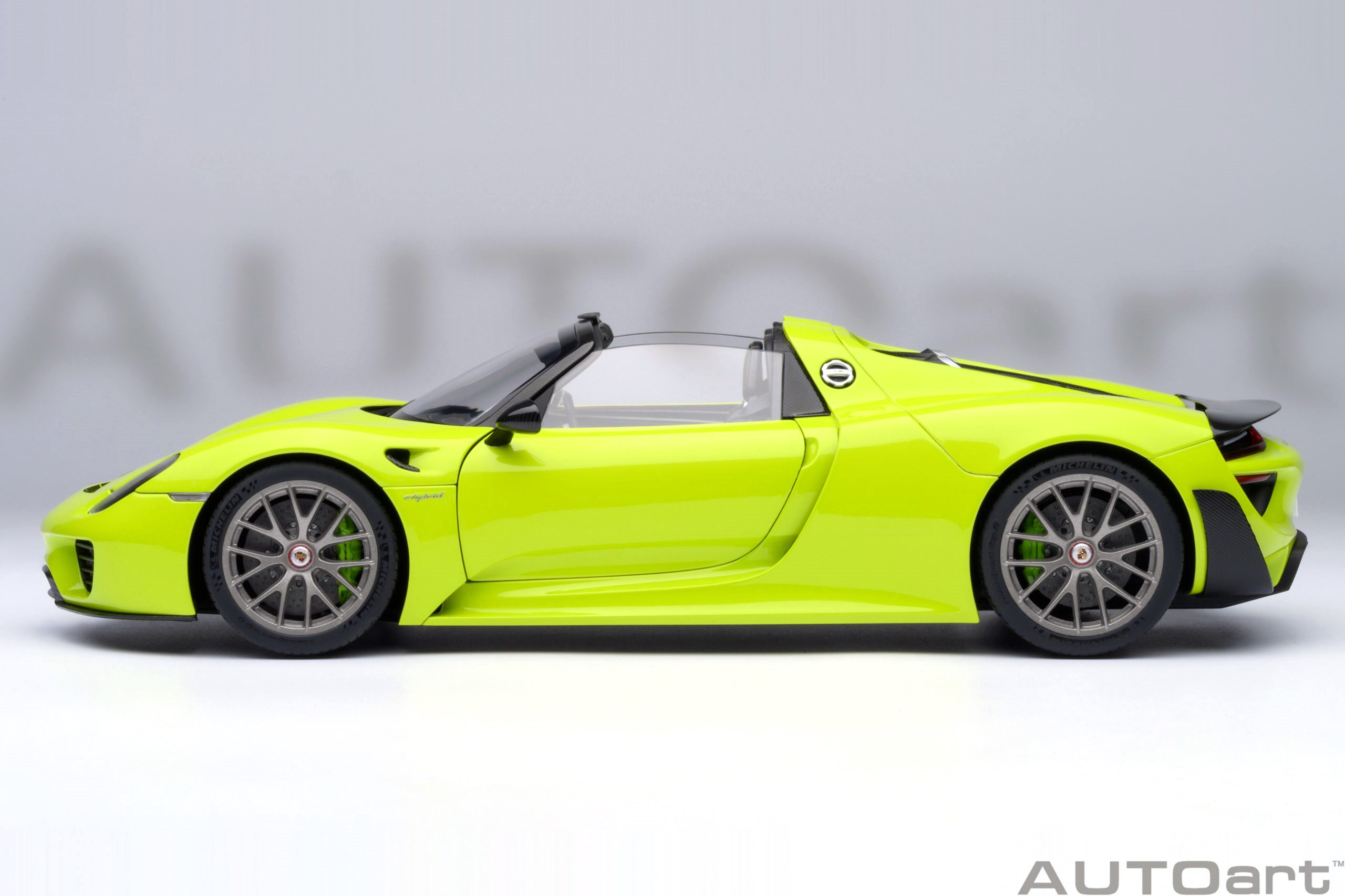 Porsche 918 Spyder Weissach Package Acid Green 1:18 AUTOart