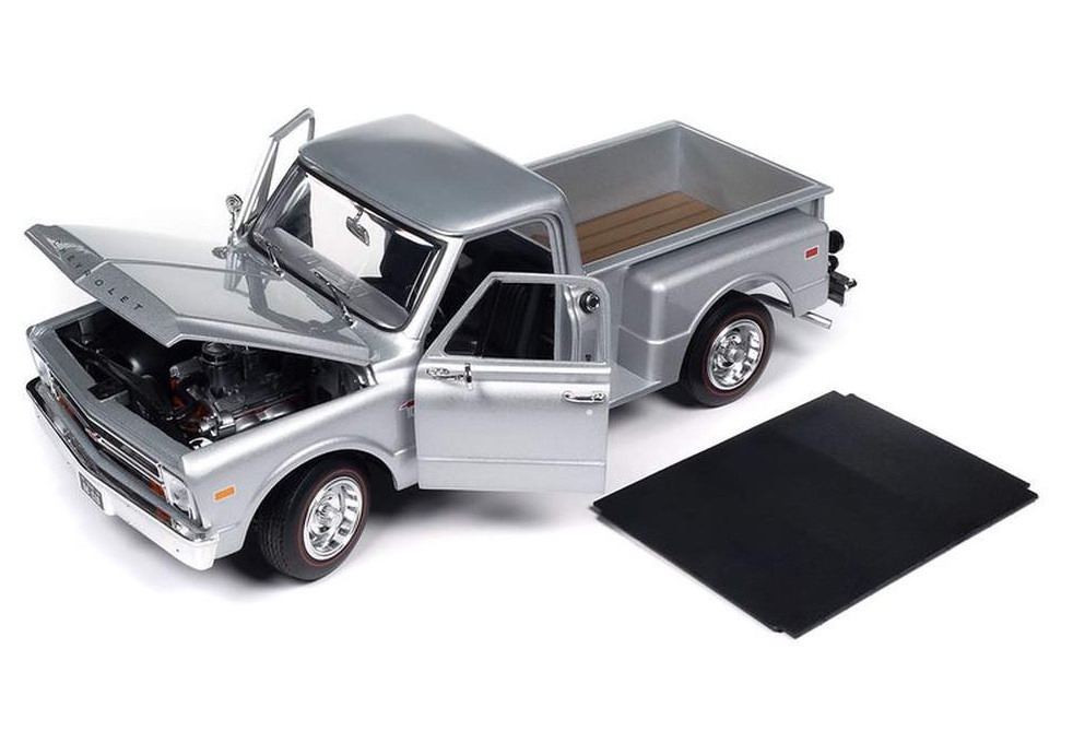 Chevy C10 Pickup Stepside 1968 silver custom 1:18 Auto World