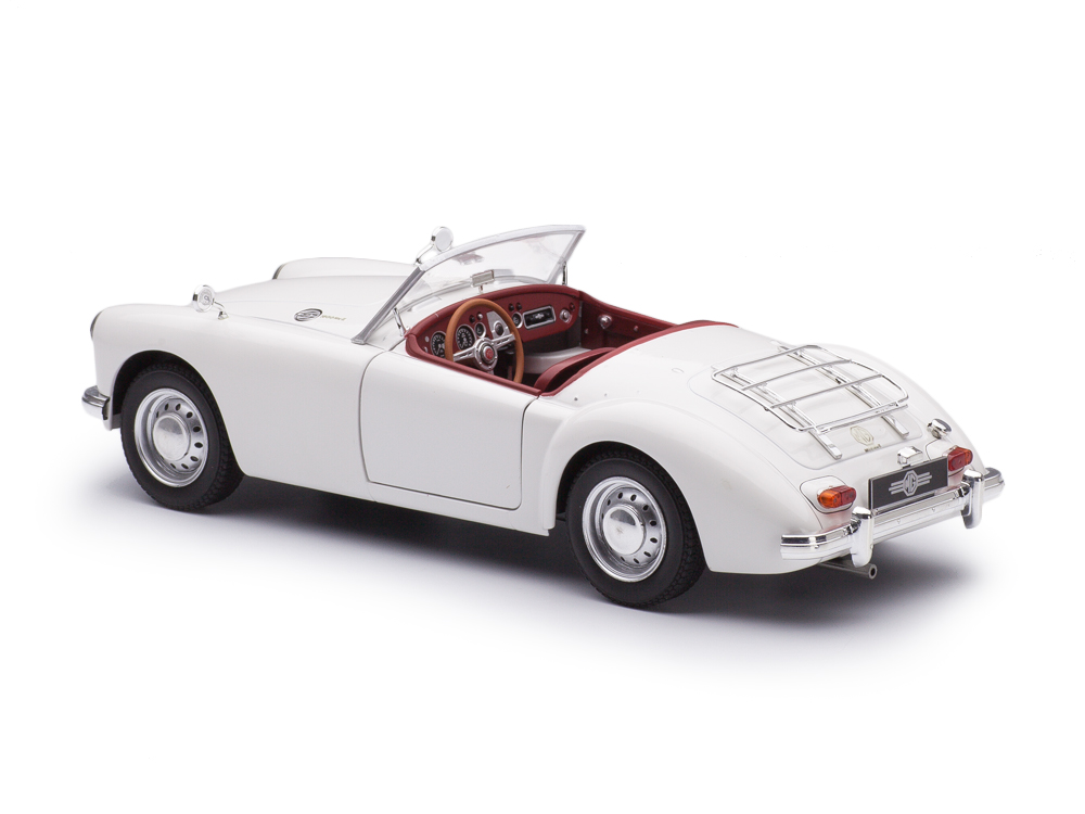MGA MKII A1600 open convertible with Luggage Rack 1961 1:18 Triple9 Collection
