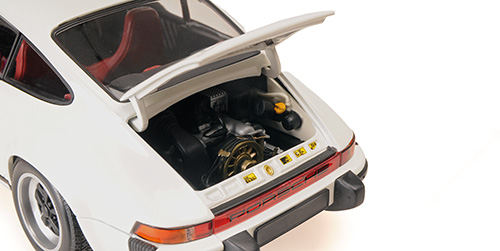 Porsche 911 Carrera Coupe 3.2 1983 white 1:18 Minichamps 