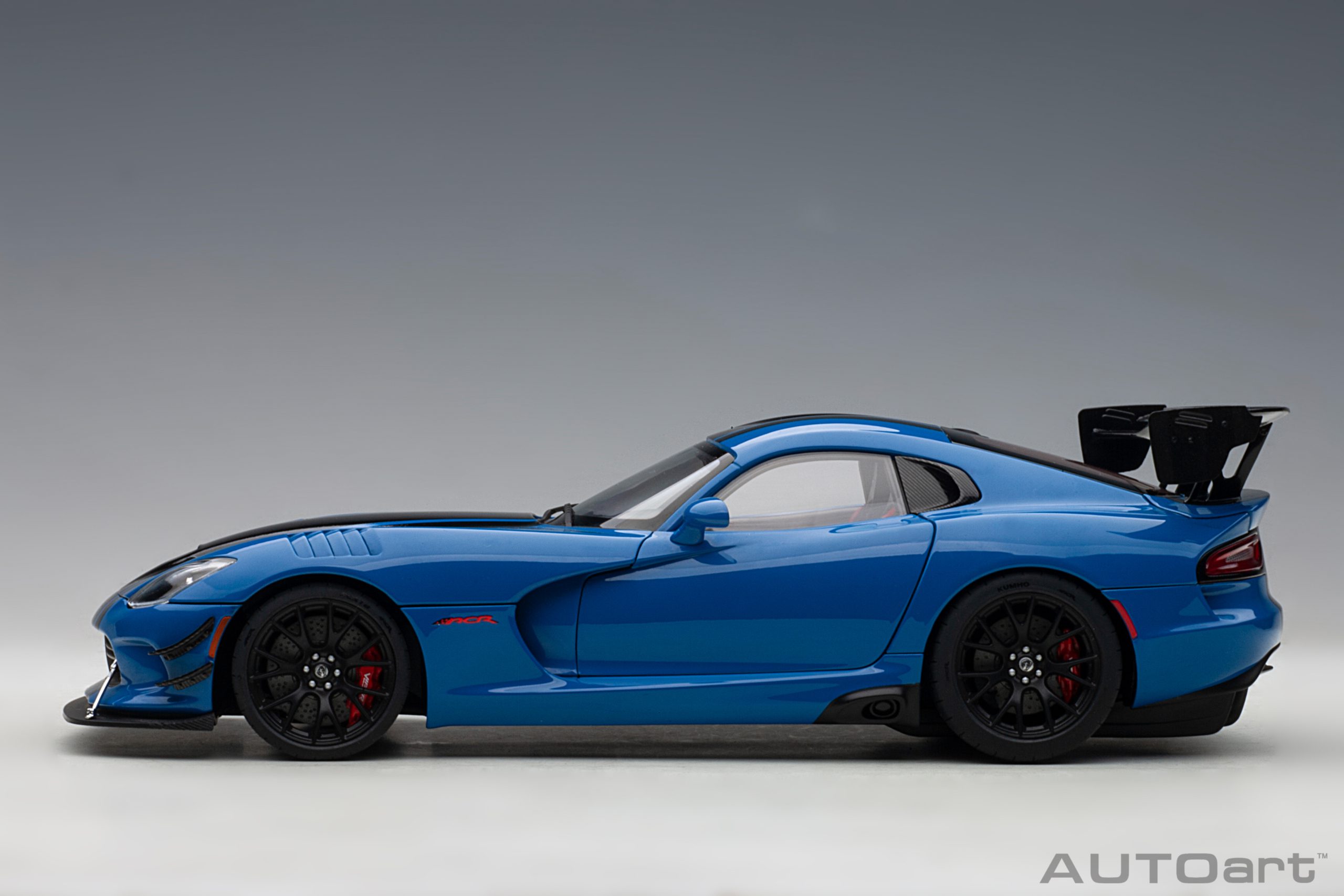 Dodge Viper ACR 2017 competition blue/black stripes 1:18 AUTOart