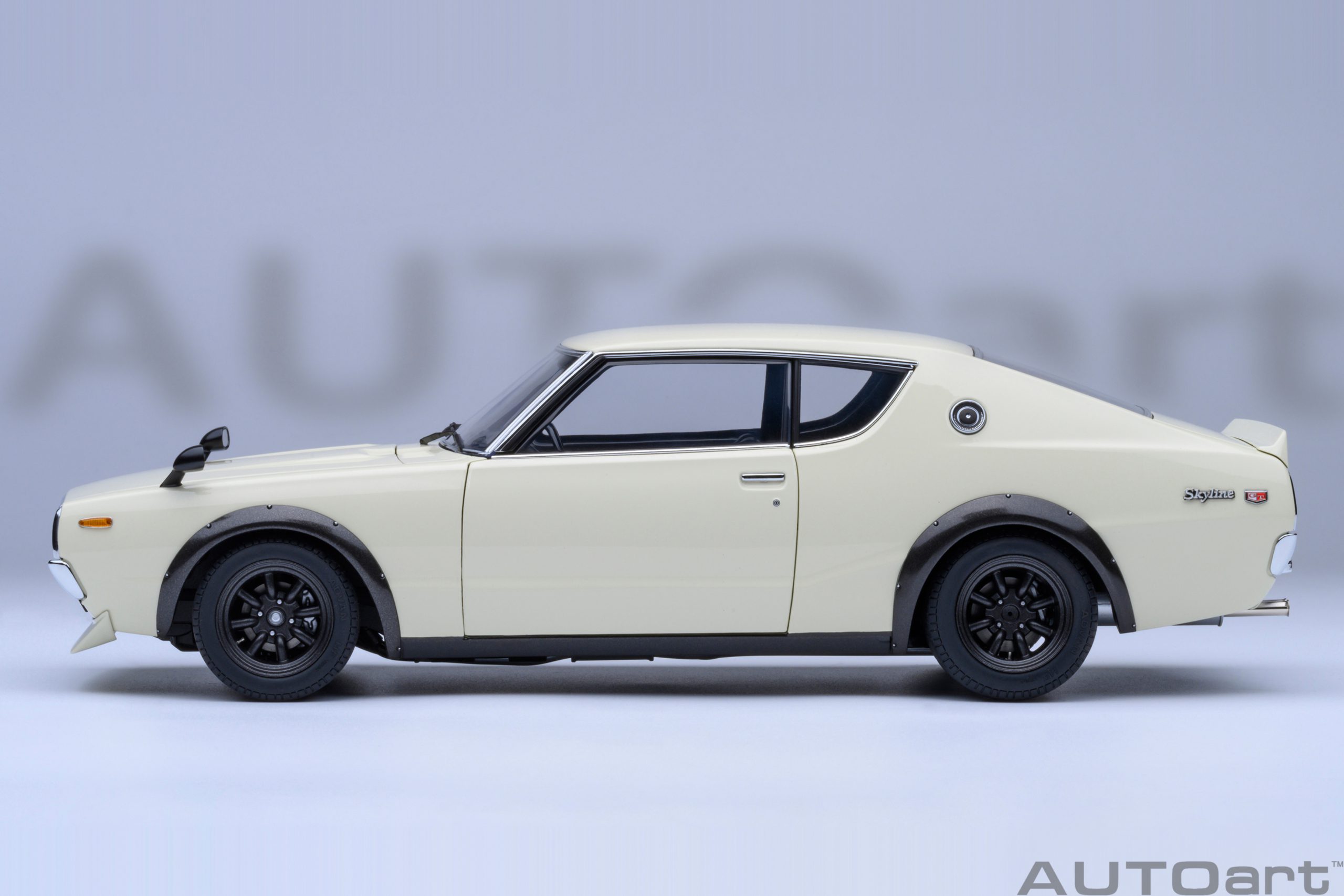 Nissan Skyline 2000 GT-R 1973 Tuned Version white 1:18 AUTOart