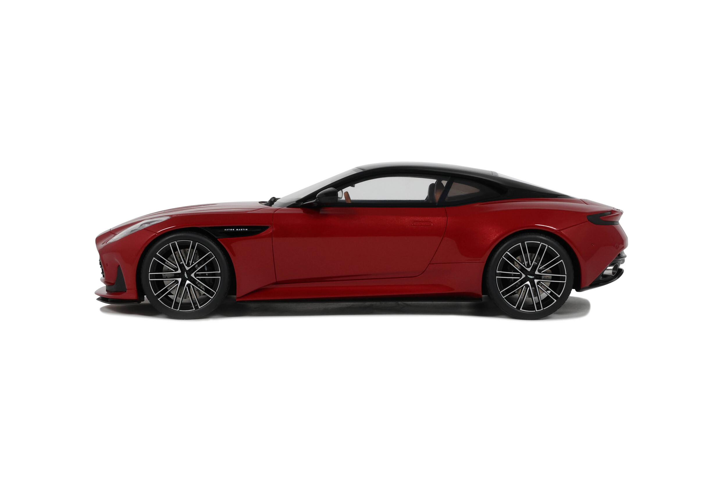 Aston Martin DB12 2023 Hyper red 1:18 GT Spirit