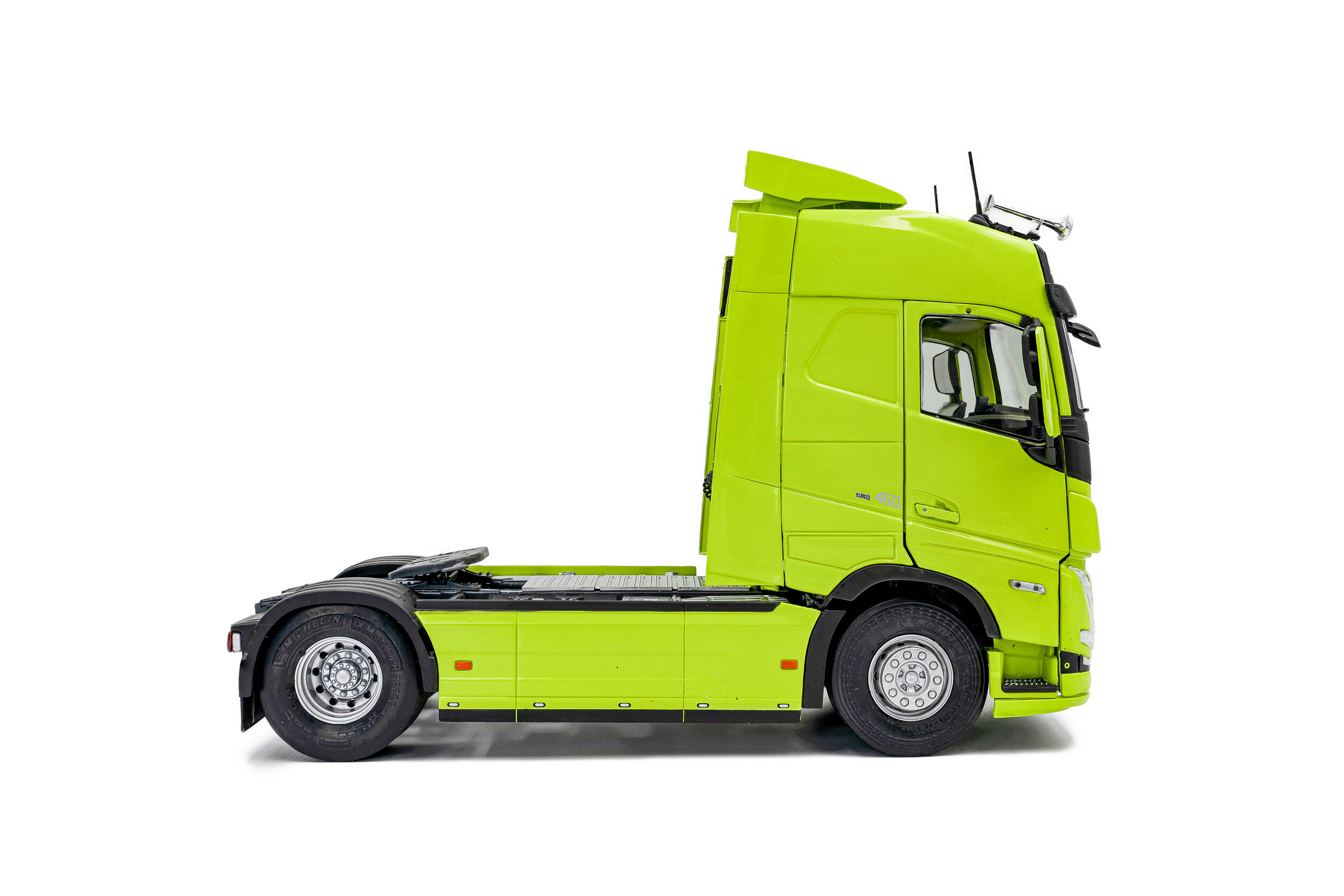 Volvo Trucks FH Globetrotter XL 2023 neon green 1:24 Solido