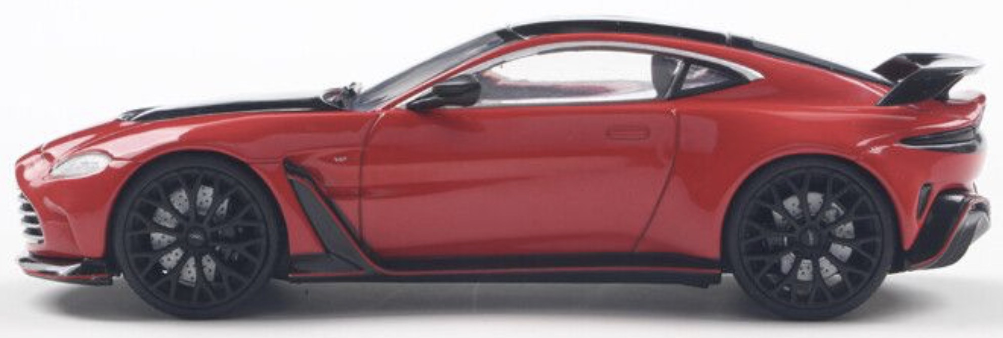Aston Martin Vantage V12 2023 red 1:43 Solido