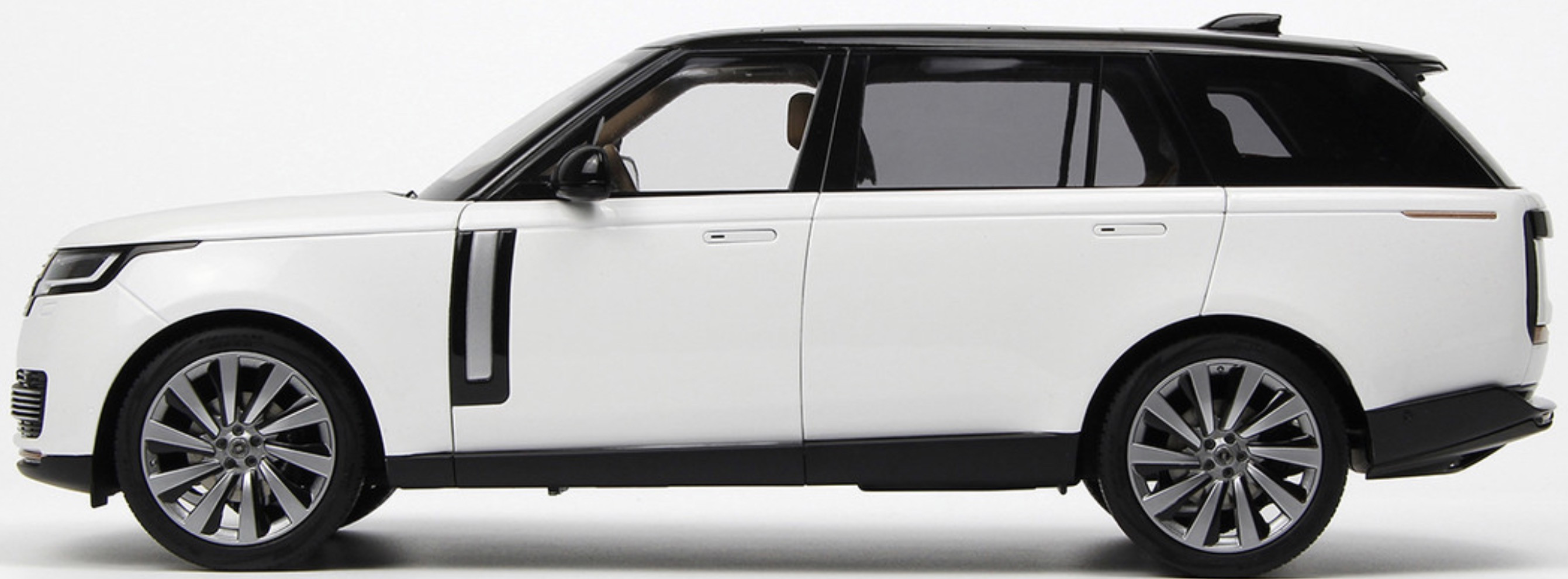 Land Rover Range Rover SV Serenity 2022 white/black roof 1:18 LCD Model