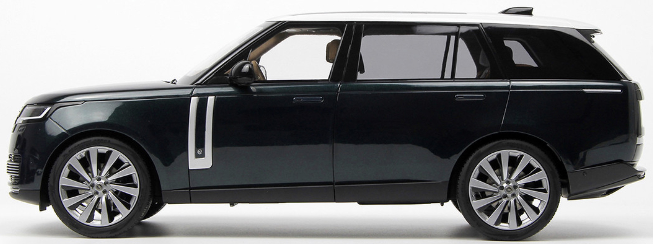 Land Rover Range Rover SV Serenity 2022 green/white roof 1:18 LCD Model