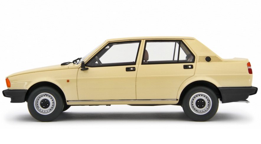 Alfa Romeo Giulietta 1.6 - 1.8 1980 ivory 1:18 Laudoracing Model