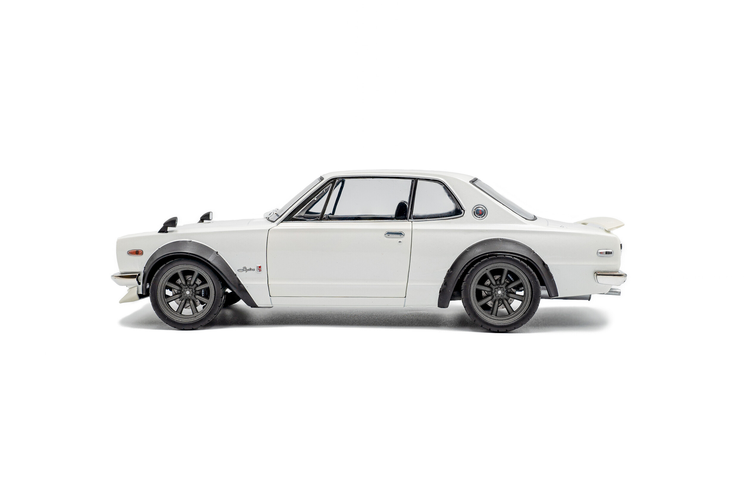 Nissan Skyline C10 Hakosuka 1970 pearl white 1:18 Solido
