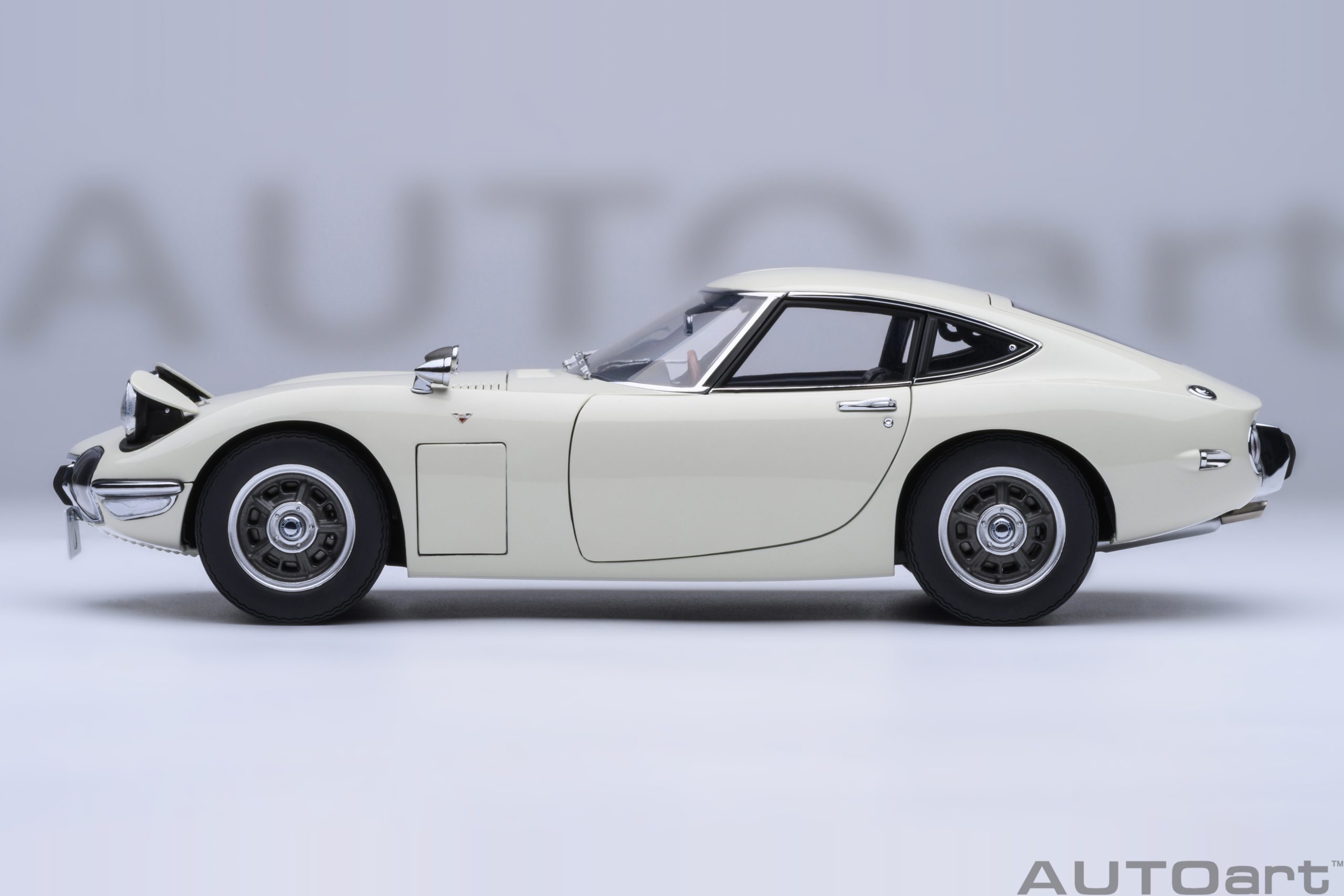 Toyota 2000GT 1967 white 1:18 AUTOart
