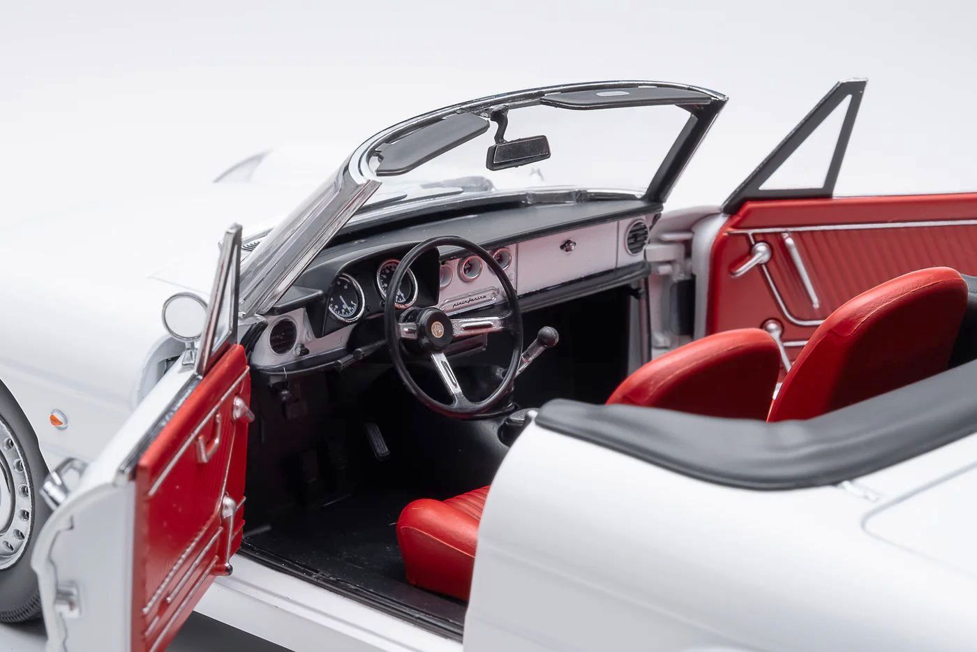 Alfa Romeo Duetto Spider 1600 Coda Tonda 1966 white black 1:18 Touring Modelcars