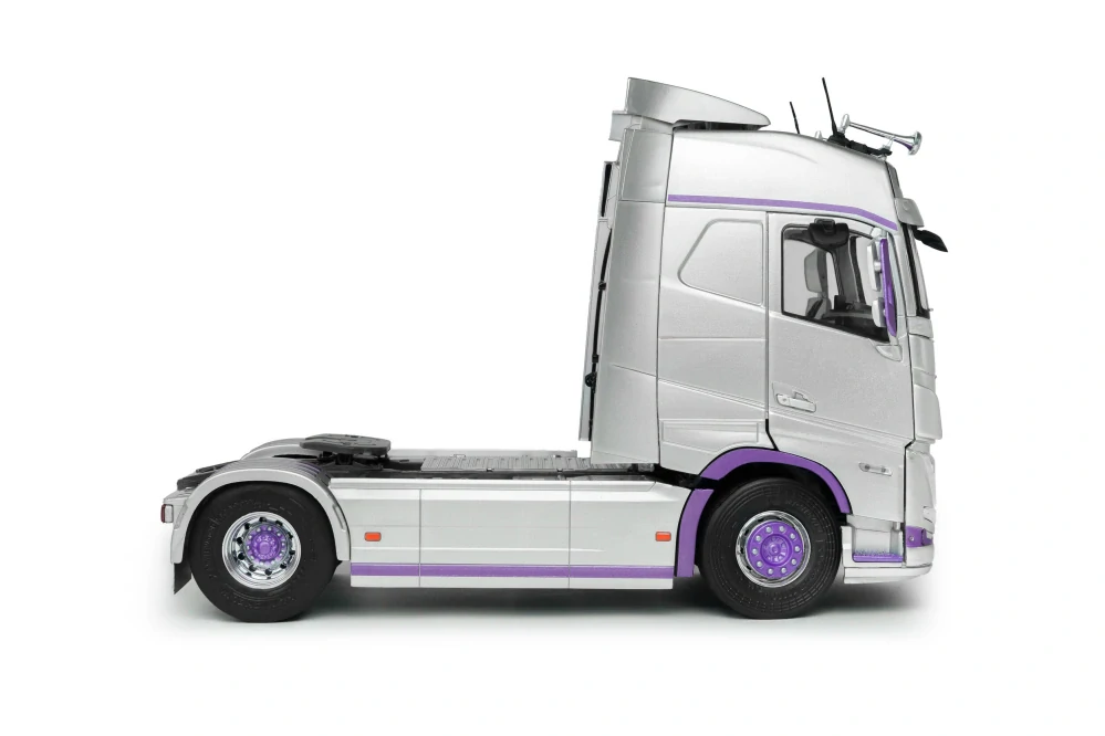 Volvo Trucks FH Globetrotter XL 2023 silver/purple 1:24 Solido