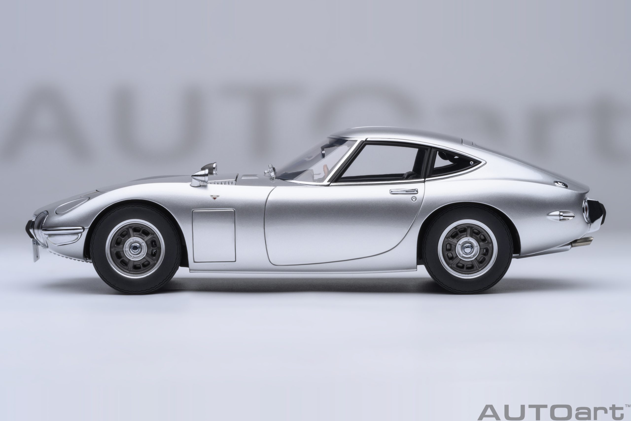 Toyota 2000GT 1967 silver 1:18 AUTOart