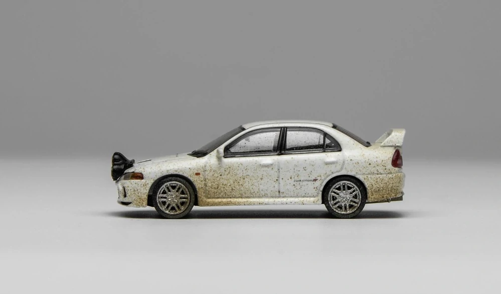 Mitsubishi Lancer Evolution IV (night version) Muddy Version Base Rally 1999 white 1:64 Motorhelix 