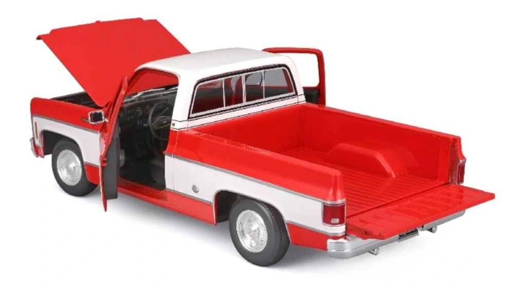 Chevrolet C10 Cheyenne Super 1974 red/white 1:18 Maisto