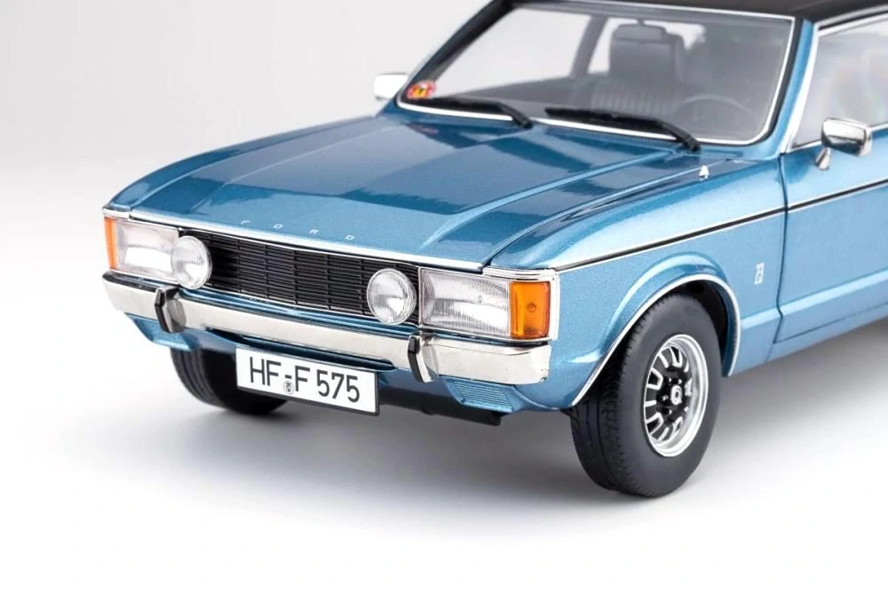 Ford Granada L Coupe light blue metallic/black vinyl top 1:18 Touring Modelcars