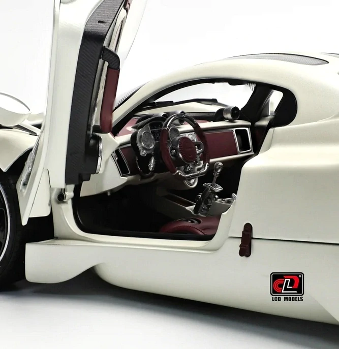 Pagani Utopia pearl white 1:18 LCD Model