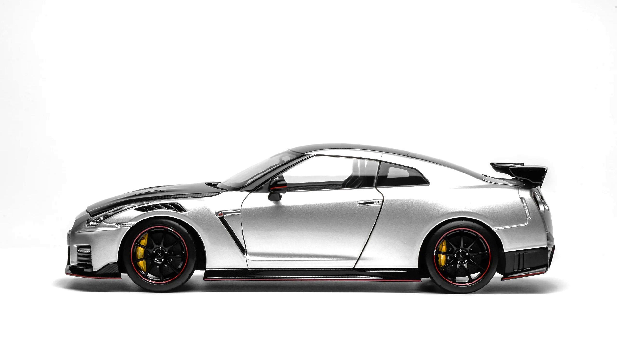 Nissan Skyline GT-R R35 Nismo Coupe 2022 silver 1:18 Motorhelix