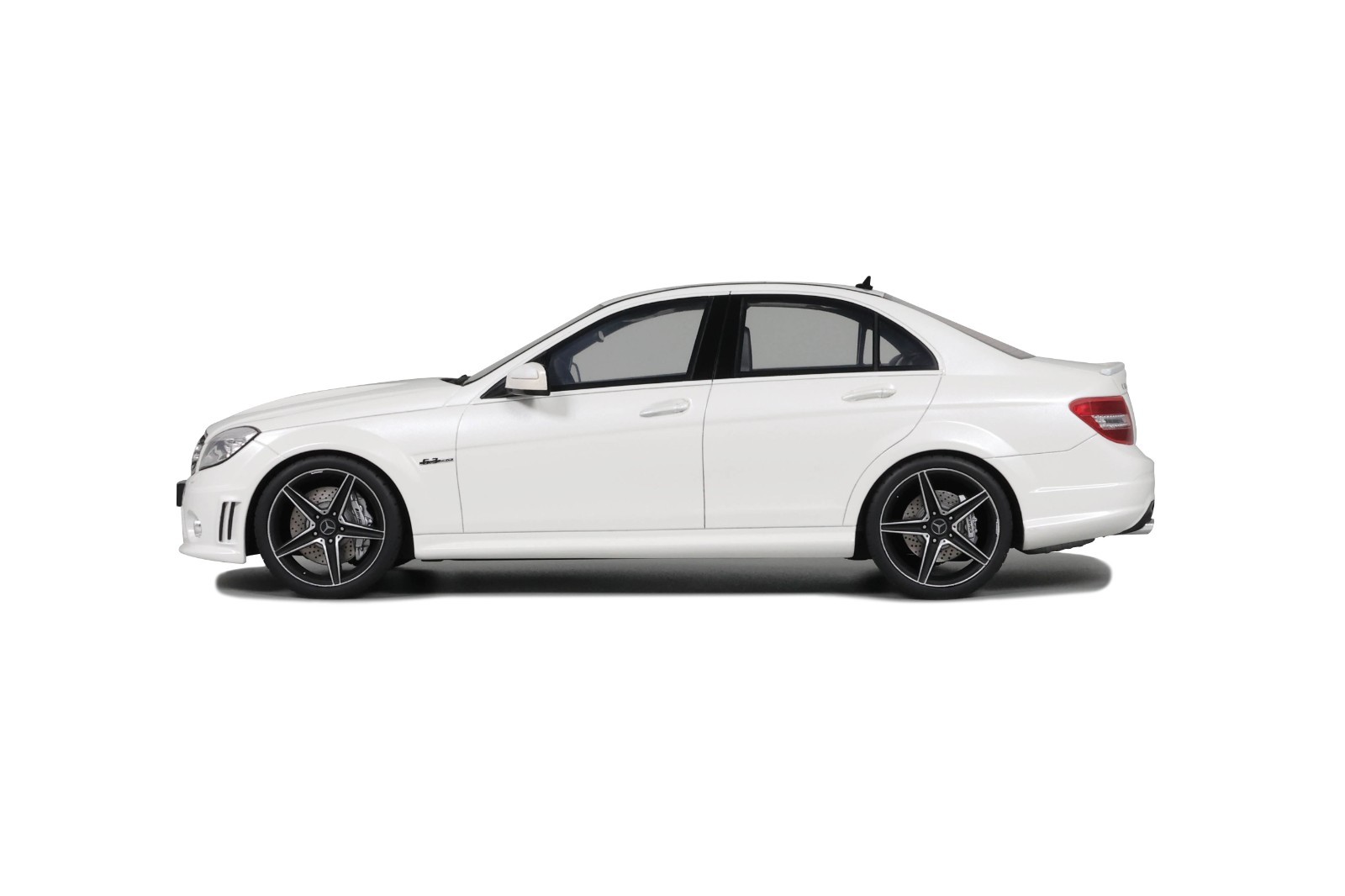 Mercedes-Benz C63 AMG 2007 Diamond white 1:18 GT Spirit