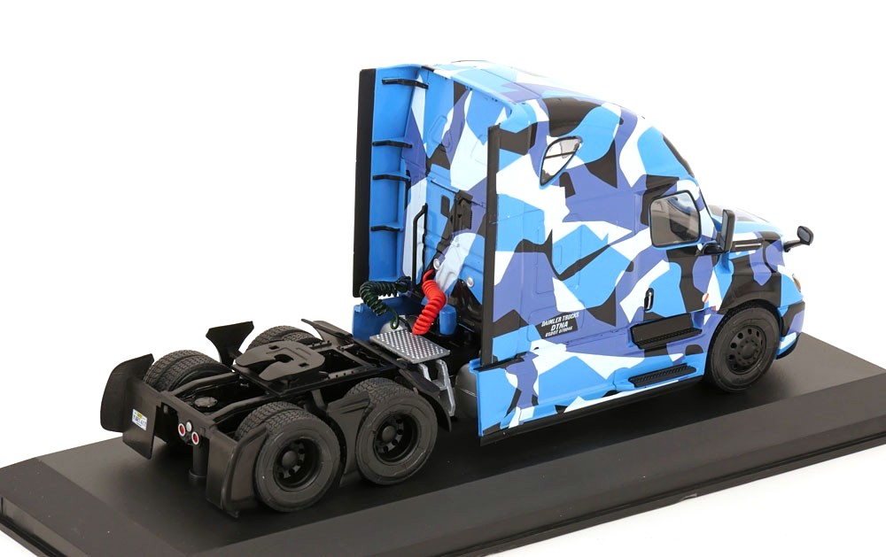 Freightliner Cascadia Truck 2018 blue/camouflage 1:43 Hachette