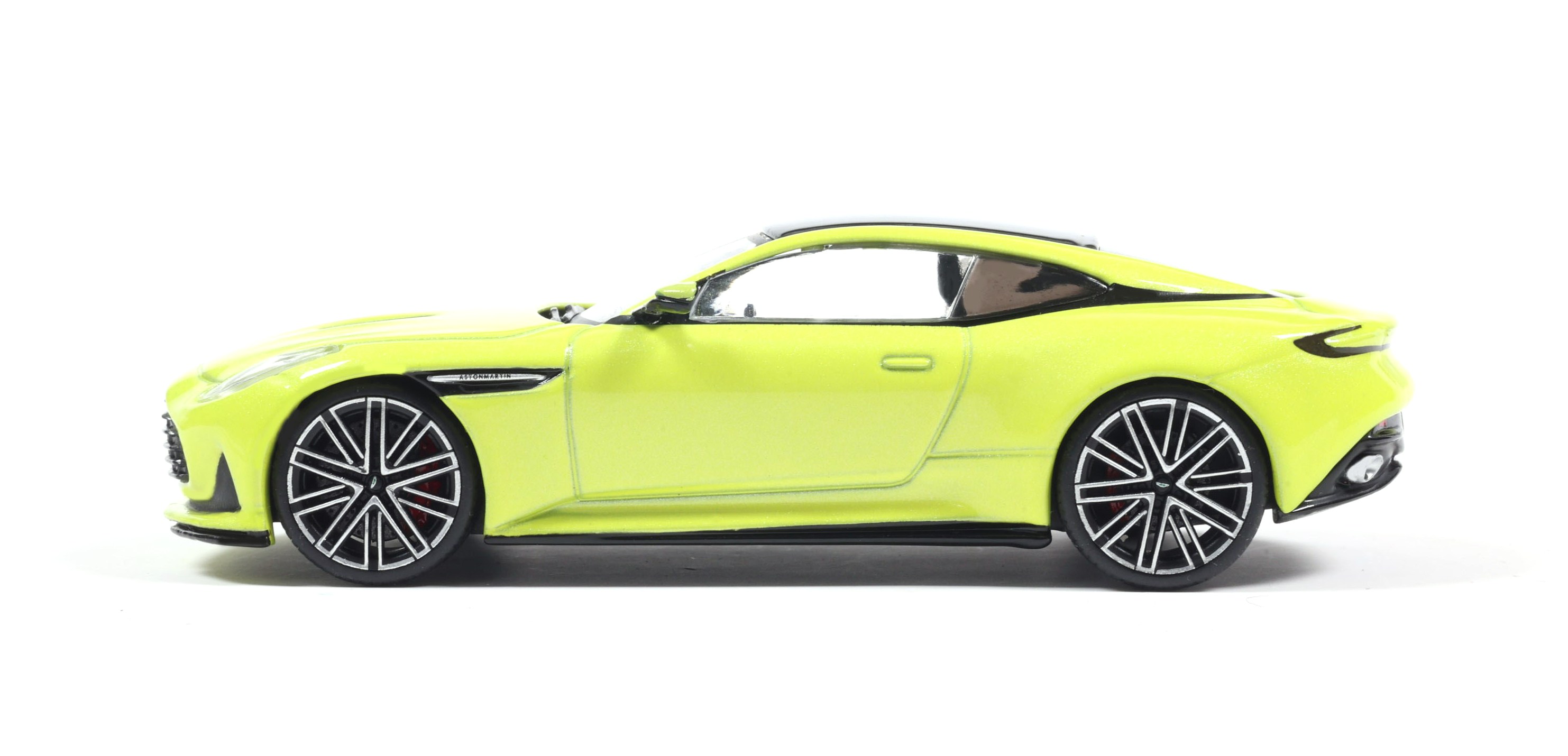 Aston Martin DB12 2023 lime essence 1:43 Solido