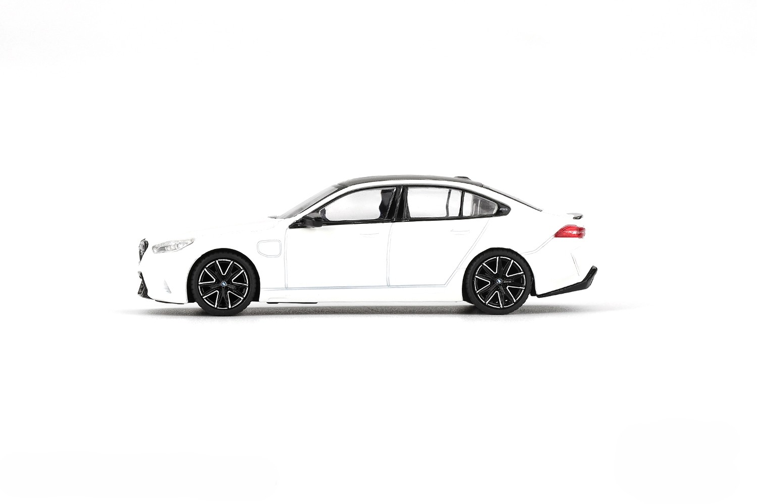 BMW M5 (G90) 2025 alpine white 1:64 Mini GT