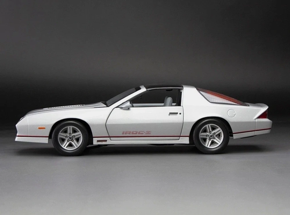 Chevrolet Camaro IROC 1985 silver 1:18 Sun Star