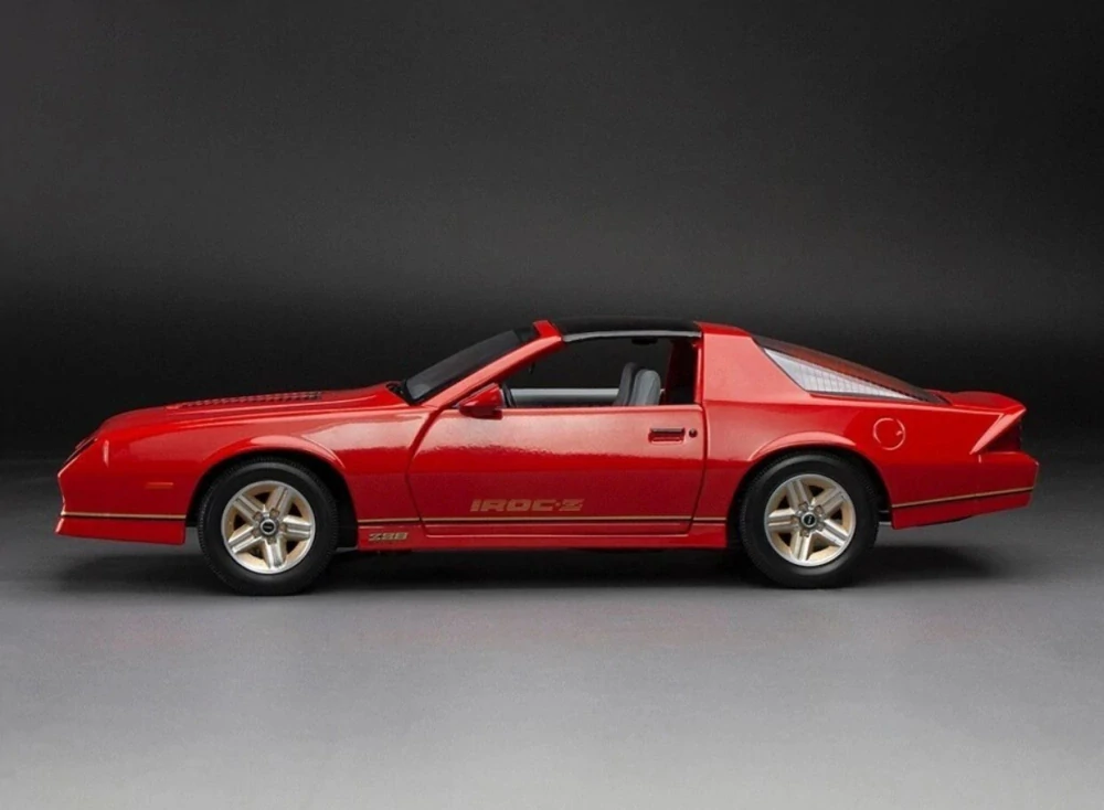 Chevrolet Camaro IROC 1985 red 1:18 Sun Star