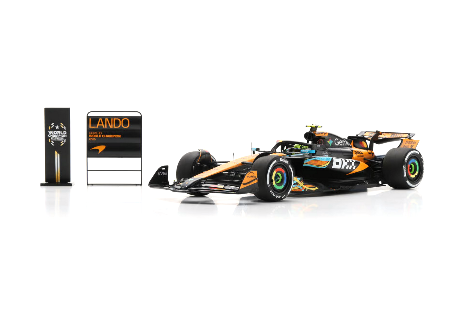 McLaren MCL39 #4 L.Norris Abu Dhabi GP 2025 F1 Driver's World Champion 2025 with Pit Board 1:18 Spark