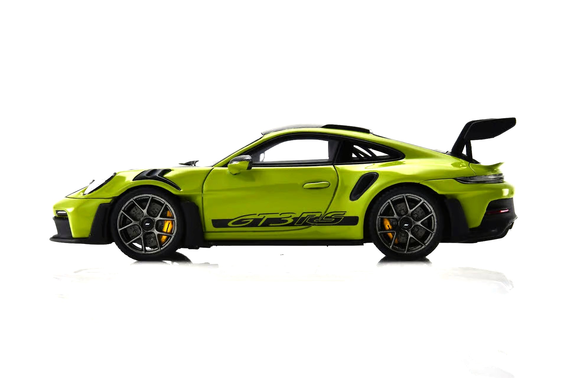 Porsche 911 GT3 RS 992 Weissach Package 2023 lind green 1:43 Spark